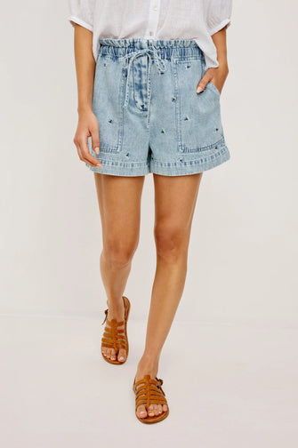 Foster Short Ivory Carnations