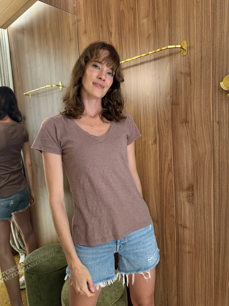 Lilith V Tee Oak