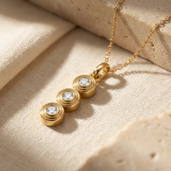 Eliza pendant - three diamonds