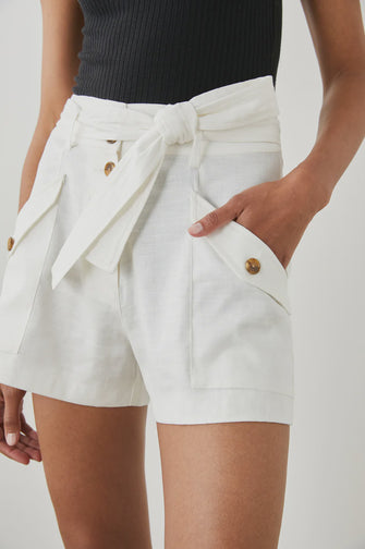 Jasper Short in Creme