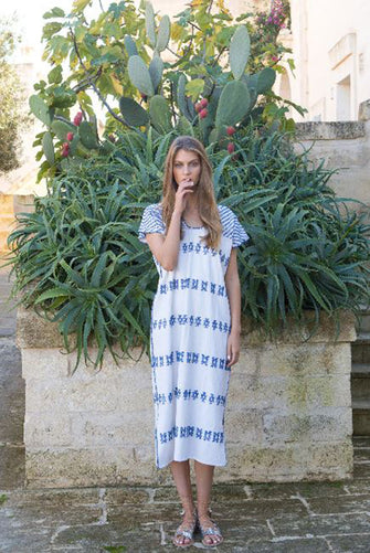 Single panel midi kaftan in white and blue design